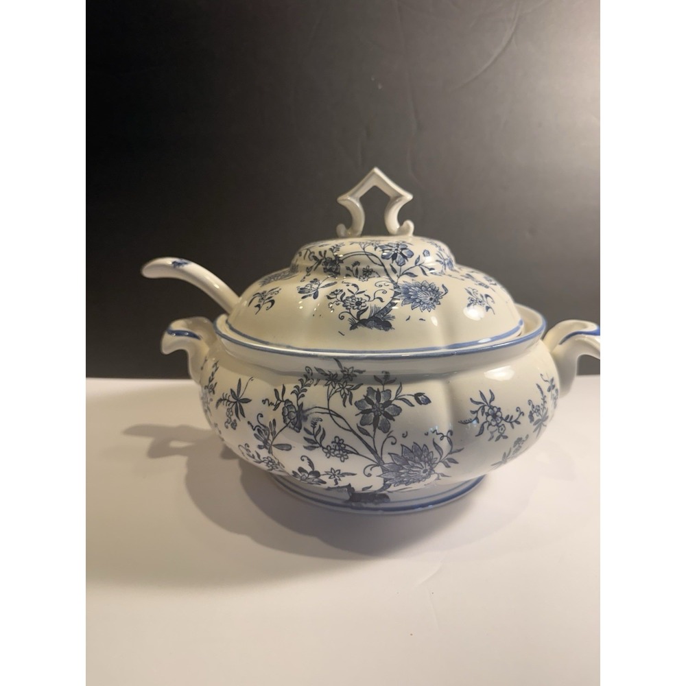 Vintage Blue & White Covered Tureen w Ladle Floral Soup Serving Dish - Picture 2 of 11